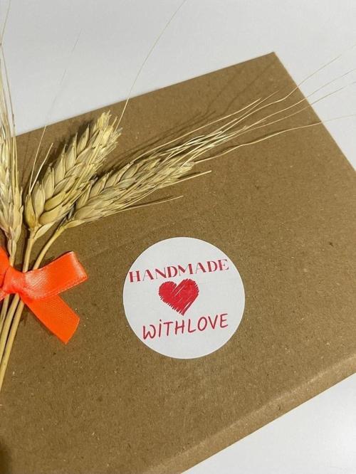 Handmade With Love Ortası Çizim Kalpli Kırmızı Yazı Yuvarlak Yapışkanlı Etiket 4 x 4 cm 120 Adet