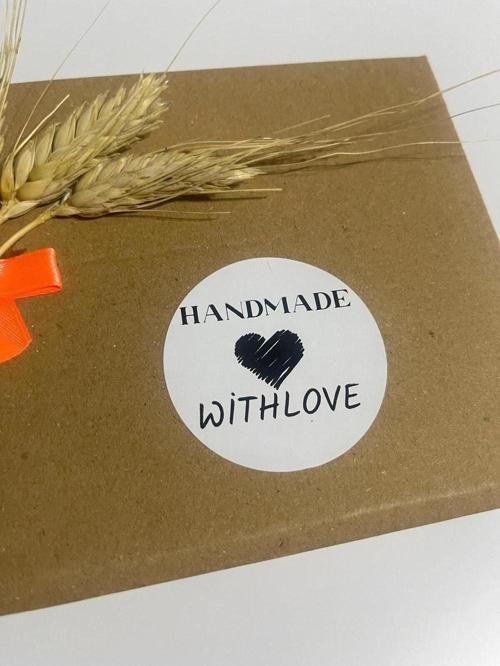 Handmade With Love Ortası Çizim Kalpli Siyah Yazı Yuvarlak Yapışkanlı Etiket 4 x 4 cm 120 Adet