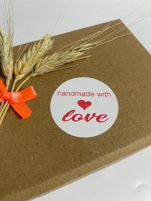 Handmade With Love Ortası Kalpli Kırmızı Yazı Yuvarlak Yapışkanlı Etiket 5 x 5 cm 100 Adet