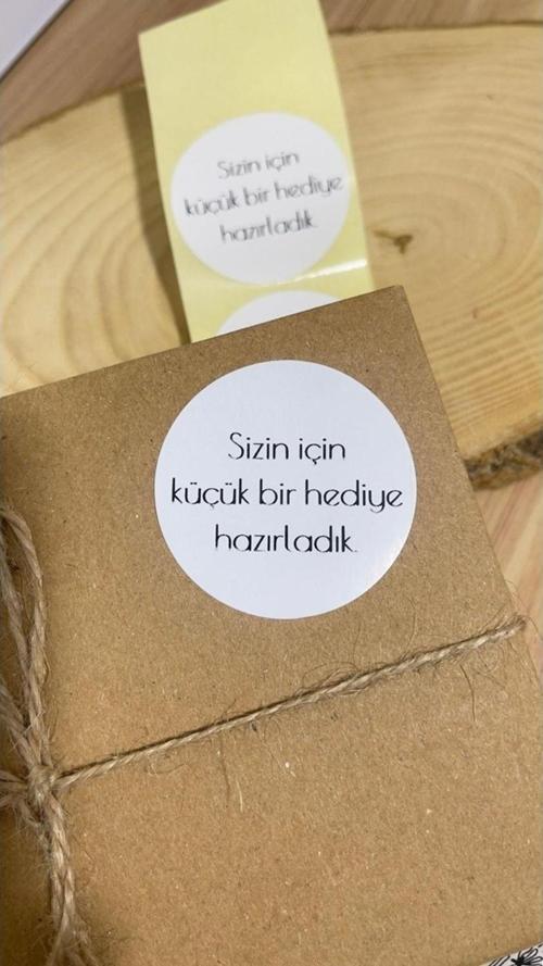 Senin İçin Hediye Hazırladık Yuvarlak Yapışkanlı Etiket 5 x 5cm 100 Adet