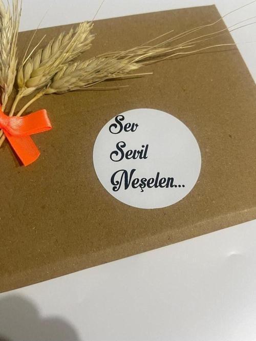 Sev Sevil Neşelen Siyah Yazılı Yuvarlak Yapışkanlı Etiket 4 x 4 cm 120 Adet