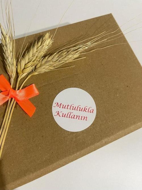 Mutlulukla Kullanın Kırmızı Yazı Yuvarlak Yapışkanlı Etiket 5 x 5 cm 100 Adet