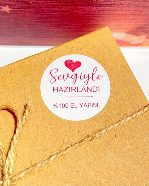 Sevgiyle Hazırlandı El Yapımı Kalpli Kırmızı Yazılı Yuvarlak Yapışkanlı Etiket 4 x 4 cm 120 Adet