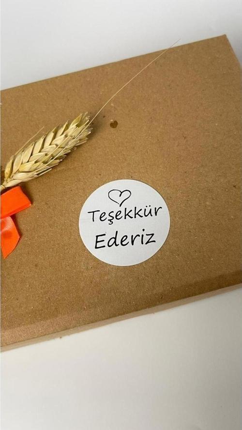 Teşekkür Ederiz Üstü Kalpli Siyah Yazılı Yuvarlak Yapışkanlı Etiket 5 x 5 cm 100 Adet