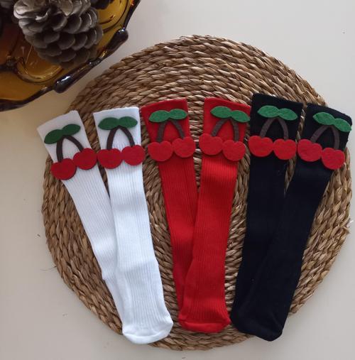 Kız Bebek Beyaz Kırmızı Siyah Kiraz Keçe Figürlü Dizaltı Çorap