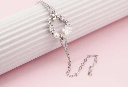 Gümüş Manolya Çiçeği Kelebek Kadın Bileklik