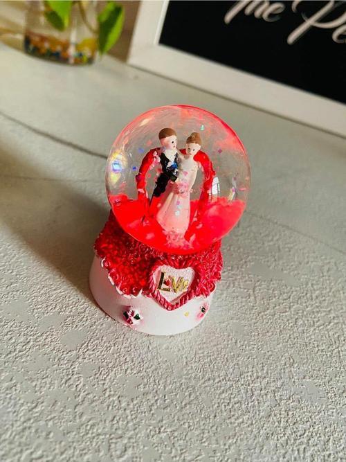 Sevgiliye Özel Günlere Gelin Damat Kalp Tasarımlı 12 CM Işıklı Müzikli Kar Küresi Dekoratif Hediye