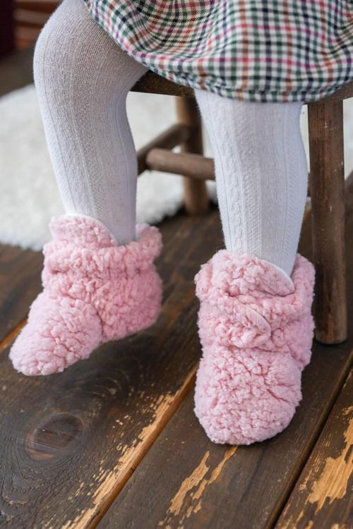 Pembe Peluş Kaydırmaz Tabanlı Pamuk Astarlı Çıtçıtlı Panduf