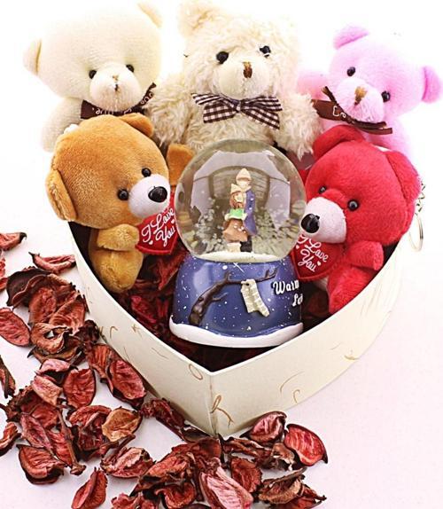 Kalp Hediye Kutusu İçinde Sevgililer Kar Küresi ve 5 Adet Yavru Ayıcık Hediye Seti 01