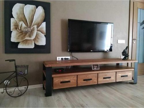 Masif Ağaç Çekmeceli Tv Sehpası Ceviz 200cm*45cm*55 Cm