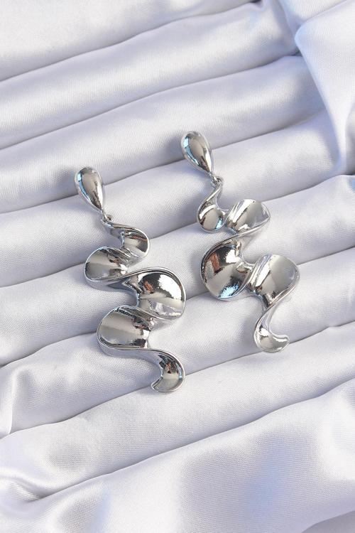 Pirinç Gümüş Renk Kıvrımlı Sallantılı Küpe - EBJ240820W26601