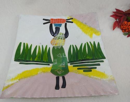 Afrikalı Kadın Temalı Mozaik Yeşil Cam Motifli Cam Tabak Desenli Boyama