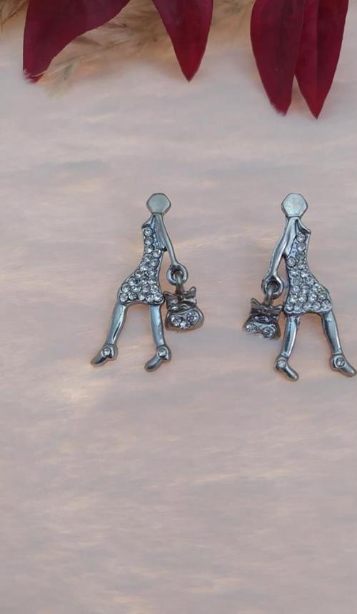 Hdmarketim Swarovski Işıltılı Taşlı Bayan Figürlü Sallantılı Küpe