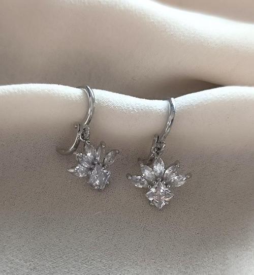 Küpe Kararmaz Çelik 316L Lüks Taşlı Kadın Küpe        