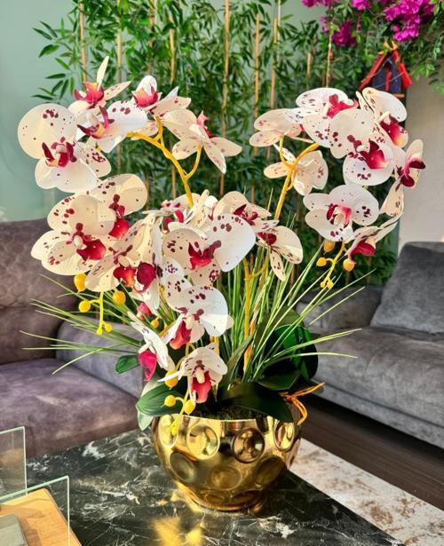 Yapay Çiçek 4lü Bordo Çilli Beyaz Islak Orkide Metal Yuvarlak Gold Vazoda Orkide 50 cm