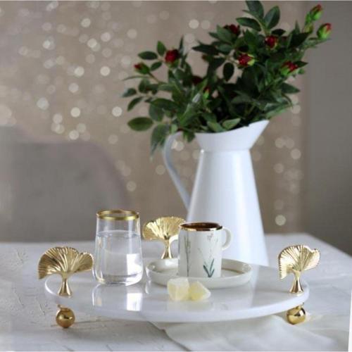 Mermer Beyaz 30 Cm Altın Ayak Ginkgo Yuvarlak Sunum Tabağı