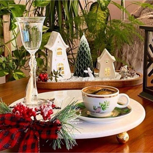 Mermer 28 Cm Altın Boncuk Ayaklı Beyaz Yuvarlak Sunum Tabağı