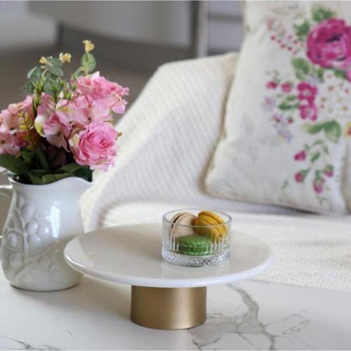 Mermer 25 Cm Metal Ayaklı Beyaz Yuvarlak Sunum Tabağı