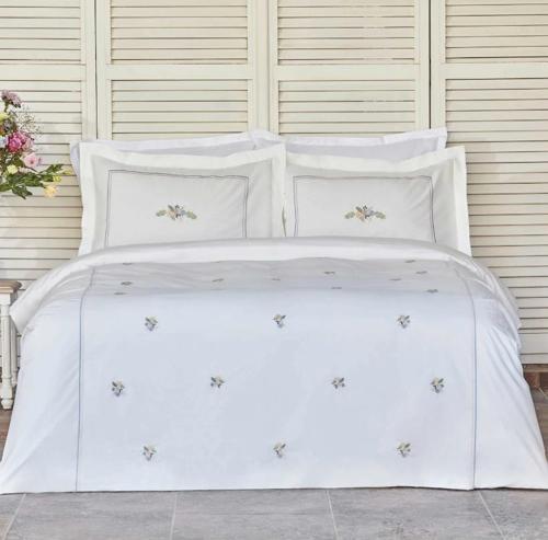 Cavale Beyaz Çift Kişilik Nakışlı Percale Nevresim Takımı