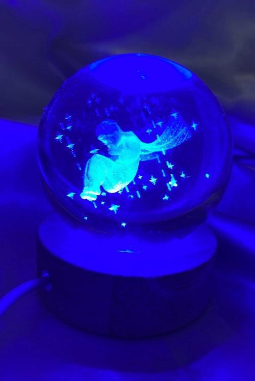 3D Led Işık Cam Küre Çok Işıklı Ahşap Oturan Çocuk 6 cm
