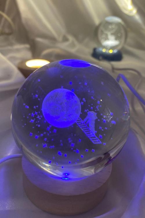 3D Led Işık Cam Küre Kristal Küre Dekoru Gece Lambası Çok Işıklı Ahşap Astronot Ay 7 cm