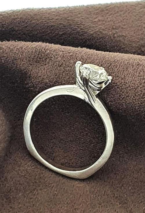 Pırlanta Işıltısında Zirkon Taşlı Gümüş Tek Taş Yüzük