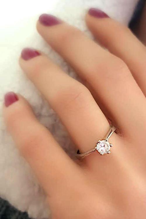 Pırlanta Işıltısında Zirkon Taşlı Gümüş Tek Taş Yüzük