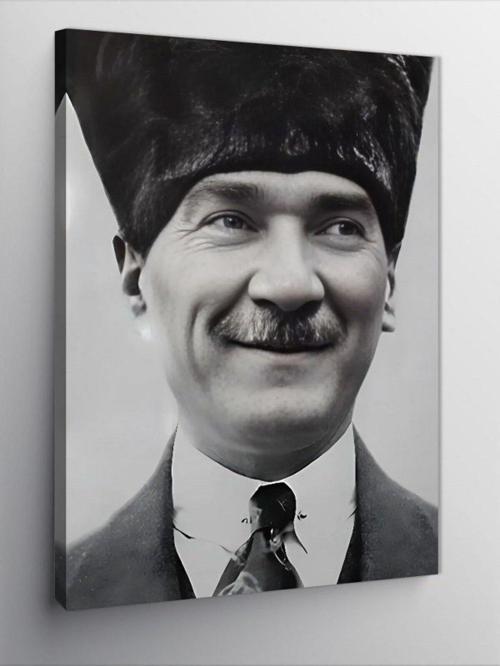 Kanvas Tablo Mustafa Kemal Atatürk Gülüyor