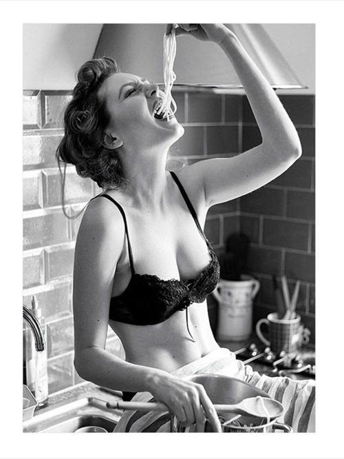 Makarna Yiyen Kadın Mdf Tablo 35 cm x 50 cm