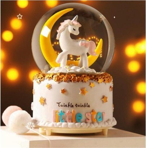 Ay Üzerinde Unicorn Temalı Orta Boy Müzikli Işıklı Kar Küresi