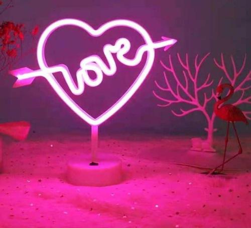 Kalpli Love Yazılı Dekoratif Neon Pilli Led Masa Ve Gece Lambası