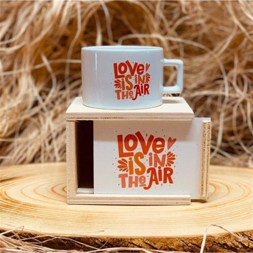 Love Is Air Tasarımlı Kutulu Kupa