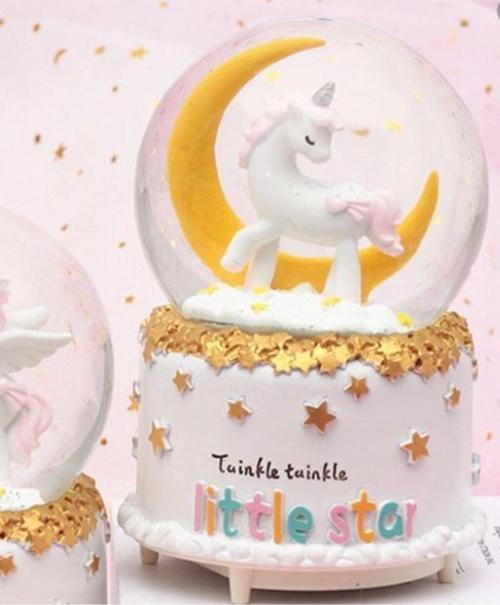 Unicorn Müzikli Ay Üzerinde Dönen Kar Küresi