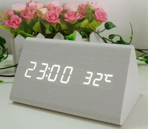Ücgen Ahşap Alarm Dijital Çalar Saat Beyaz
