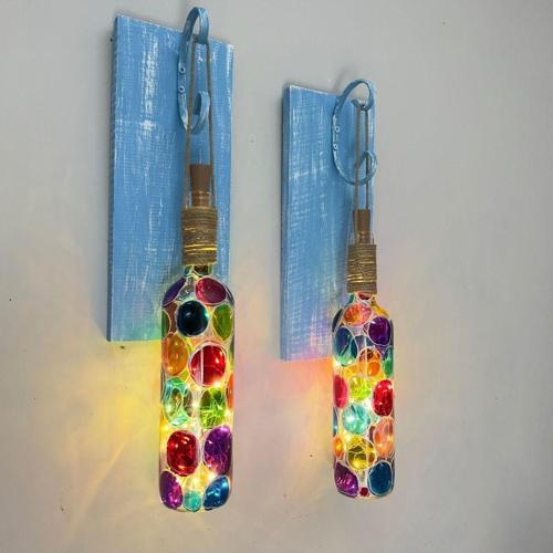 Ege Mavisi Ahşap Renkli, Ferforje Tıpa Peri Led Işıklı Vitray Cam Şarap Şişesi Duvar Aplik 2'Li Set