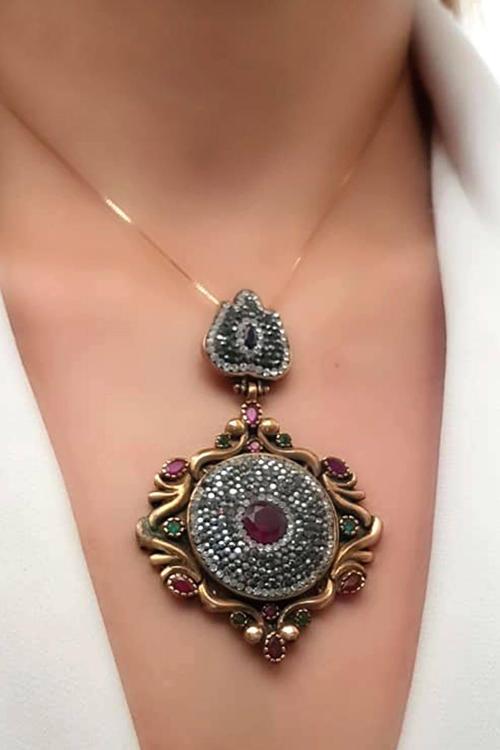 Swarovski taşlı kök yakut taş detaylı 925 ayar gümüş rose tasarım kolye 