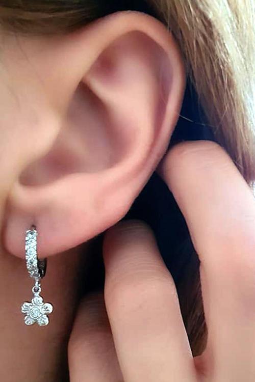 cicek figurlu zirkon tas detayli minimal gümüş küpe