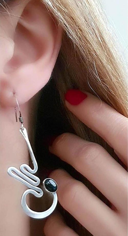 Oniks taş detaylı gümüş tasarım küpe