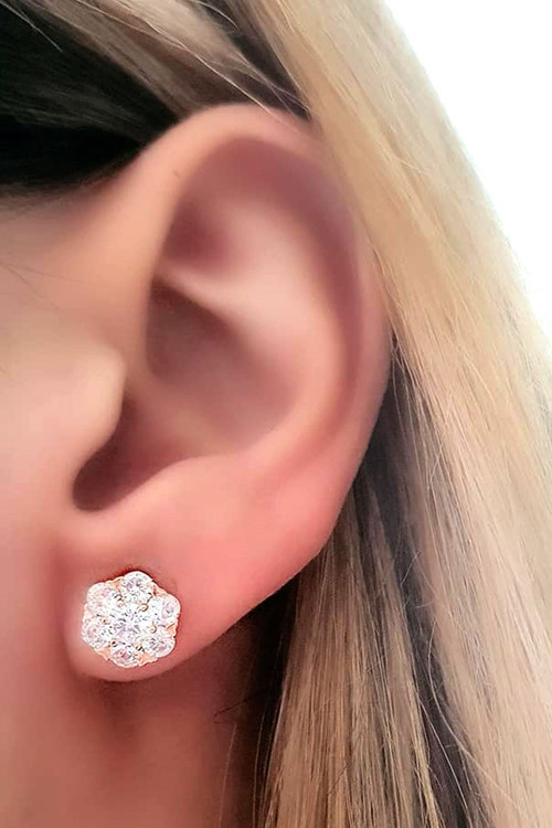 pırlanta ışıltısında zirkon taşlı gümüş rose tek taş küpe