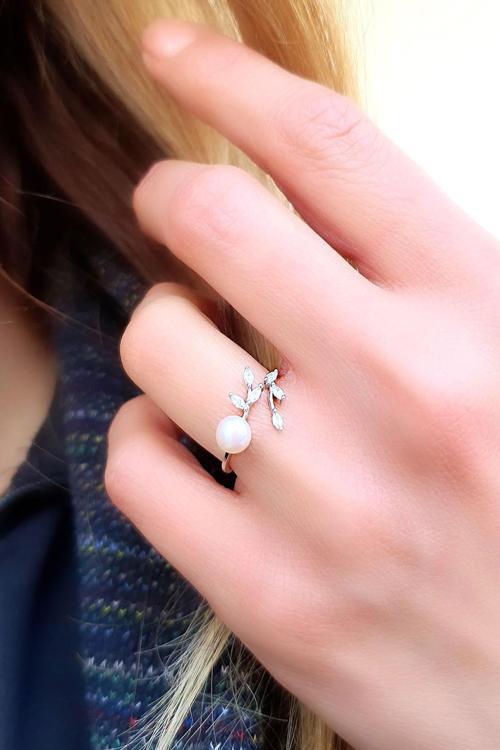 Pırlanta Parlaklığında Zirkon Taşlı İnci detaylı Ayarlanabilir Yaprak Yüzük 925 ayar Gümüş