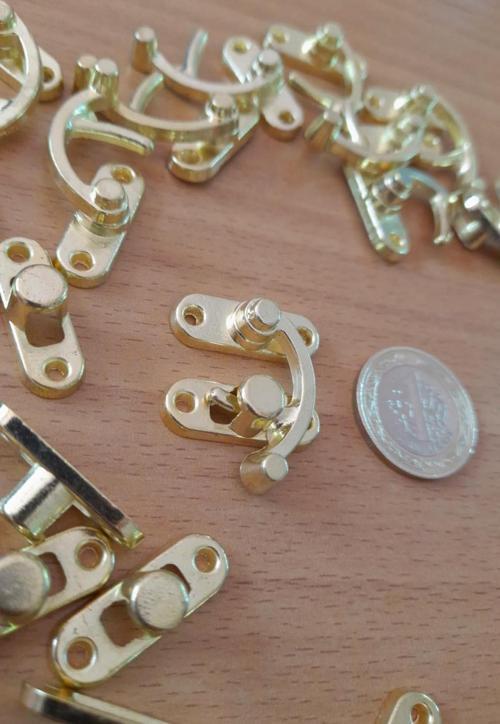 Orta Boy Sarı Yay Gözü Kancalı Kilit 10 adet Kutu Sandık ve Kapak Klipsi 28x33 mm