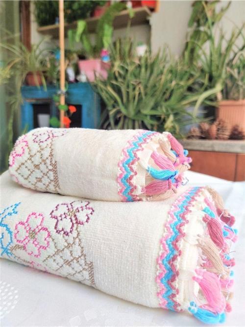 Kanaviçe Çiçek Desenli Püsküllü Kadife Havlu Seti 30X50 1 Adet + 50X90 1 Adet 2 Li Set