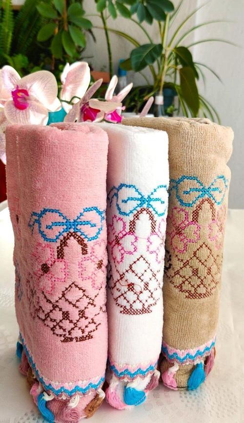 Çeyizlik 50X90 Cm. Kanaviçe Çiçek Desenli Püsküllü Kadife Lüks Havlu Seti 3'Lü Set