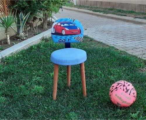 Çocuk Odası Mavi Araba Desenli Oturma Koltuğu Ders Çalışma Oyun Faliyet Sandalyesi Ahşap Gürgen Ayak