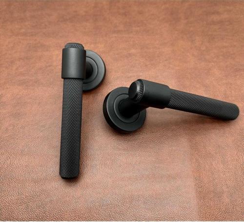 Özen Handles ZK62 Posh Punch Mat Siyah Rozetli Oda Kapı Kolu 4 Takım