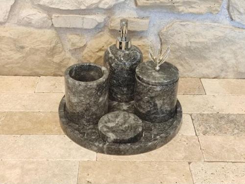 Uludağ Siyahı Mermer 5'Li Banyo Seti Köşe Tepsili