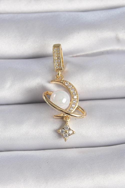 Gold Renk Zirkon Taş Detaylı Hilal Model Sallantı İncili Ajda Charm - EBJ241109W28982