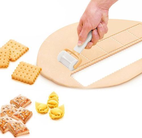 Plastik Kare Tırtıklı Petibör Hamur Kesici ve Şekillendirici
