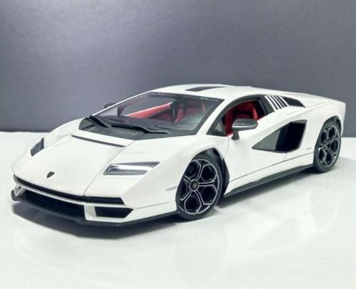 1:18 Lamborghini Countach Lpı 800-4