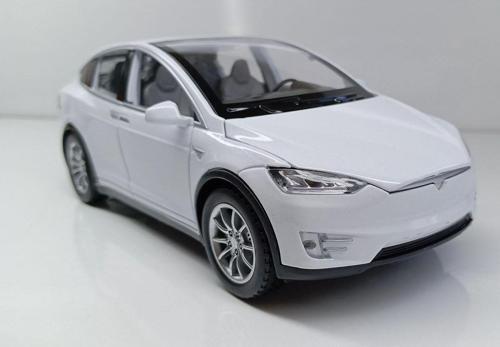 Vrd. 1:22 Ölçek Tesla Çek Bırak Sesli Işıklı Metal Araba Uzunluğu 22 Cm Yüksekliği 12 Cm Dir.